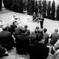 Après un voyage pour étudier le concept de Parc de près, l'équipe de la Datar organise l'une des plus belles rencontres de l'histoire des Parcs : les Journées de Lurs-en-Provence en 1966 © FPNRF
