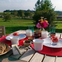 Table d'hôtes sur la terrasse dréssée pour un petit-déjeuner 2 personnes - Coqcooning - Parc naturel régional Livradois-Forez