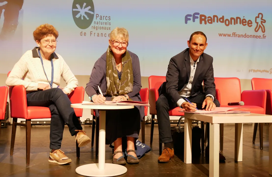Signature de la convention entre la Fédération des Parcs naturels régionaux et la Fédération Française de Randonnée avril2023