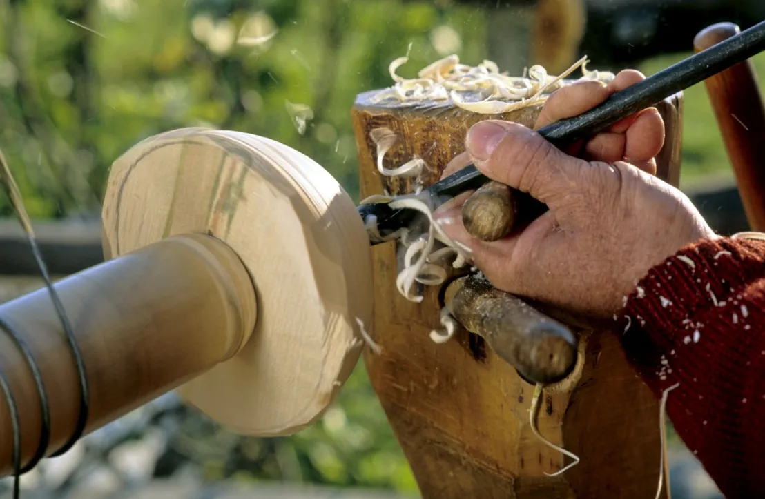 Tournage de vaisselle sur bois en Bauges