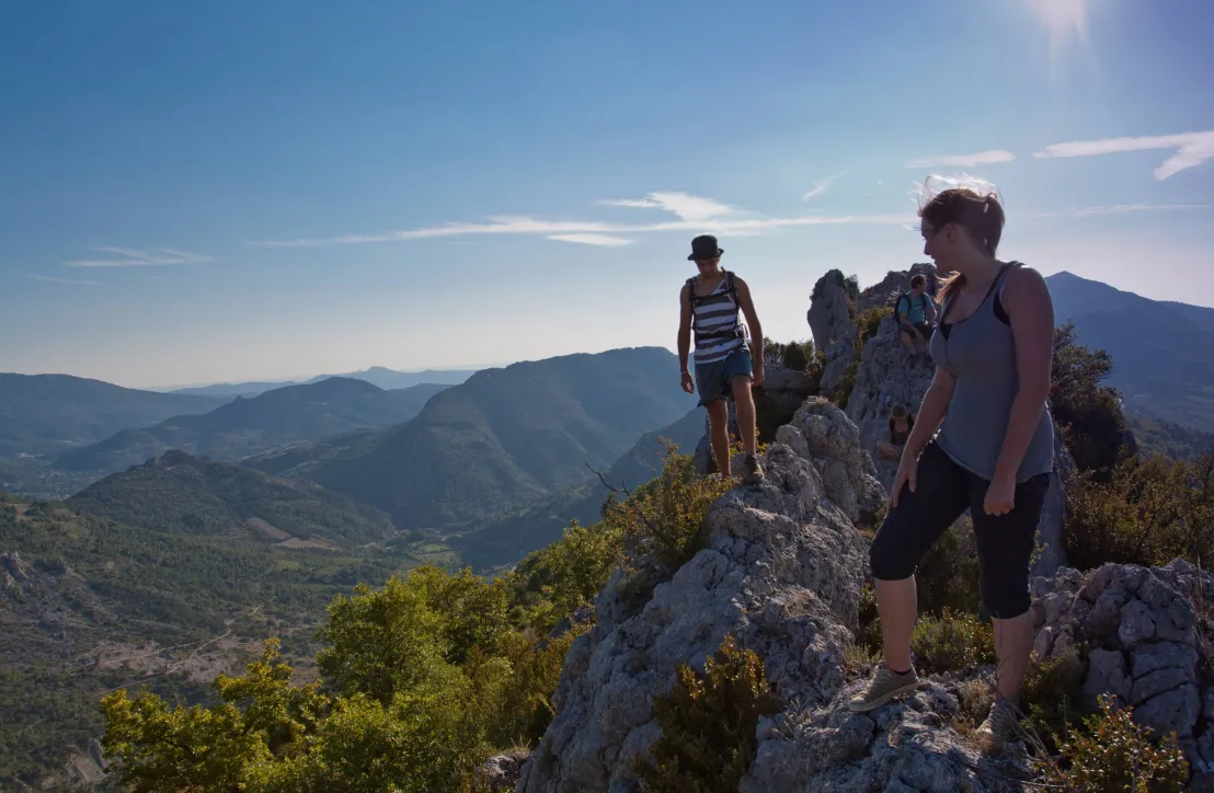 Randonneurs sur la crête à Bésignan