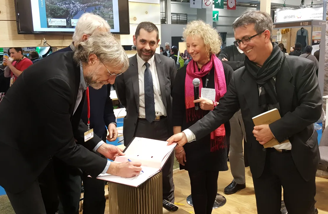 Signature de la chaire Interactions par les partenaires Résolis, AgroParistech et la Fédération des Parcs