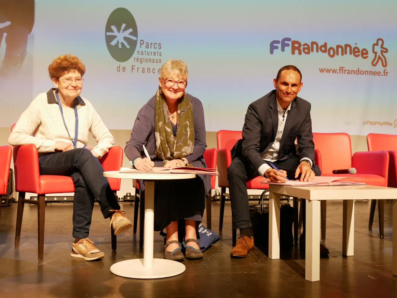 Signature de la convention entre la Fédération des Parcs naturels régionaux et la Fédération Française de Randonnée avril2023