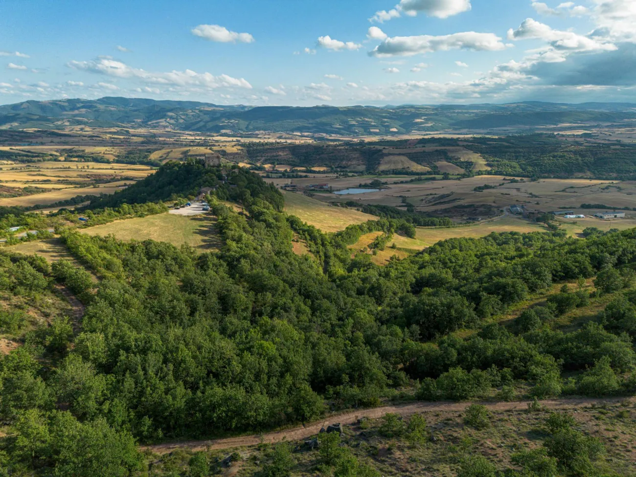 PNR Grands Causses- Panorama de Rougier de Camares depuis Montaigut