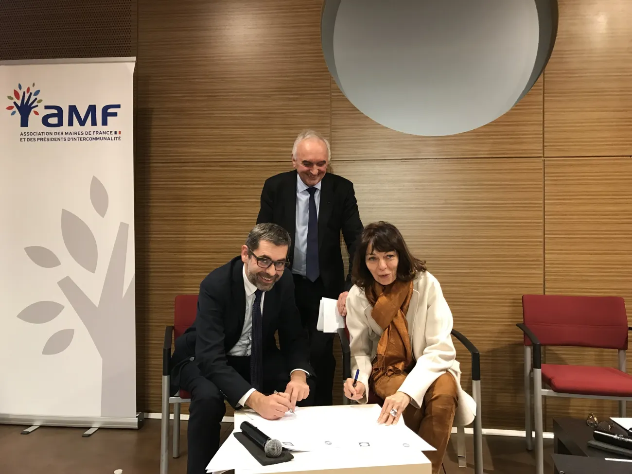 Signature du renouvellement de la convention de partenariat entre l'ANPCEN et la Fédération des Parcs le 12 février 2019 lors de la journée "Collectivités locales : comment agir sur la pollution lumineuse" co-roganisée avec l'AMF