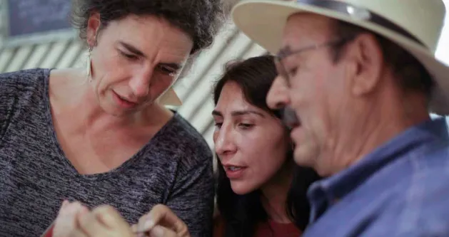 Cécile Nouzille, fondatrice du cabaret rural Le Poulailler à Saint-Pierre Roche, discute avec un membre de l’équipe Paisaje biocultural avec l’aide de la traductrice