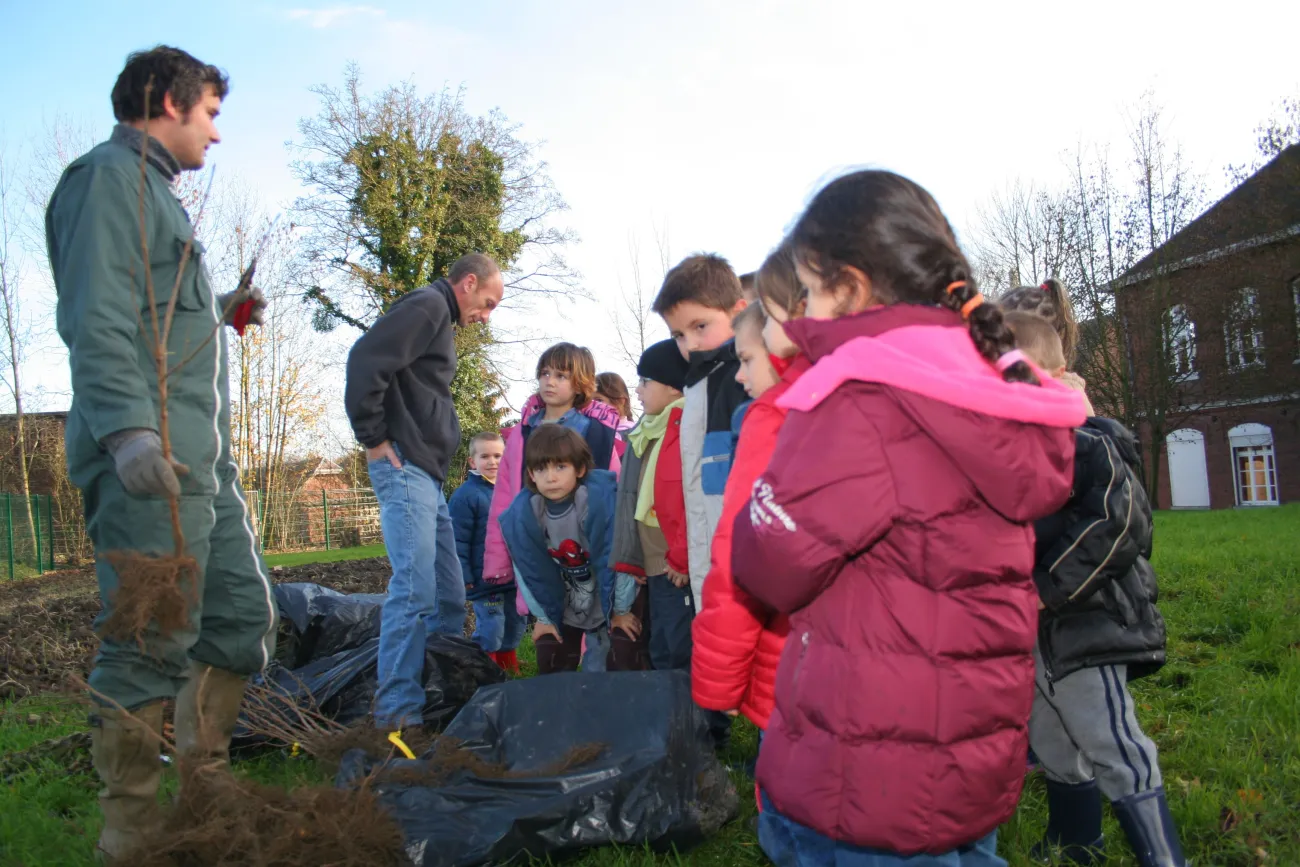 Plantation avec des enfants - PNR Avesnois