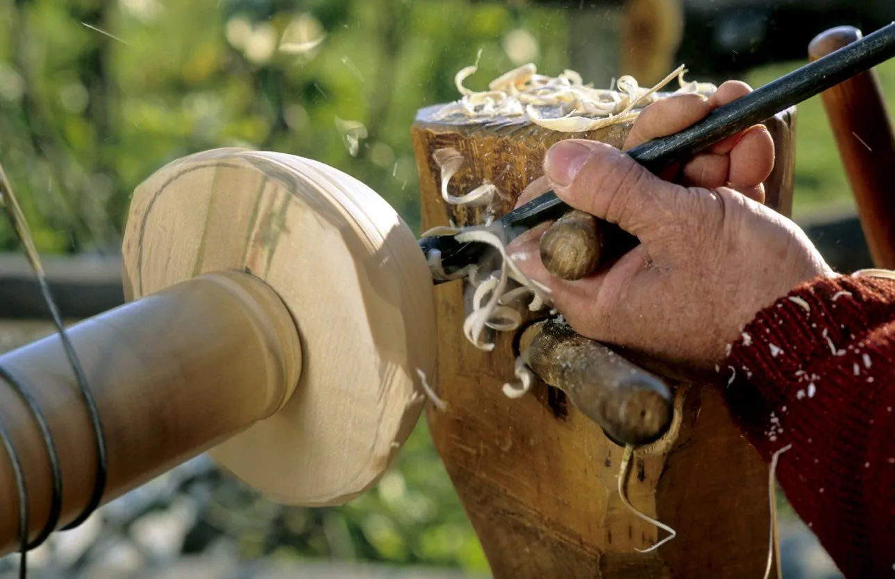 Tournage de vaisselle sur bois en Bauges