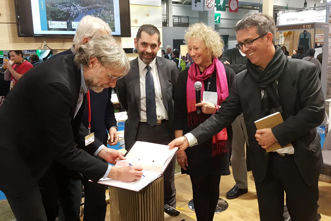 Signature de la chaire Interactions par les partenaires Résolis, AgroParistech et la Fédération des Parcs