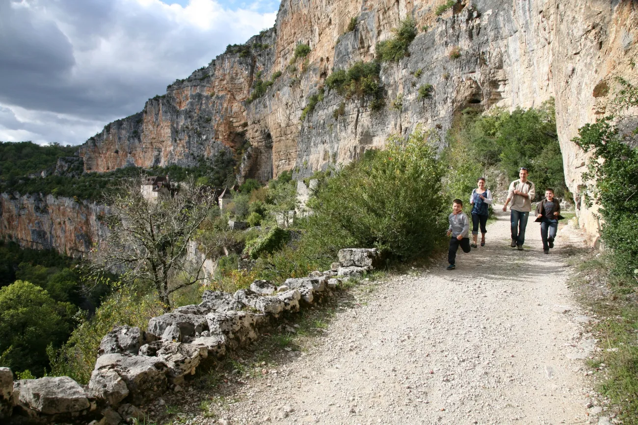 Balade famille au pied des falaises de la vallée du Célé
