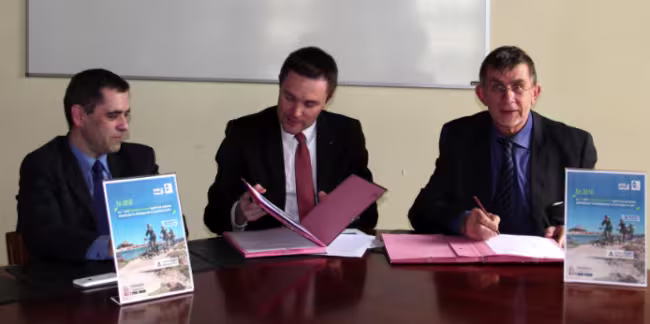 24 mars 2016 – David Lappartient, Président de la Fédération Française de Cyclisme, Jean-Louis Joseph, Président de la Fédération des Parcs naturels régionaux de France et son premier vice-président, Michaël Weber, signent la convention en mairie de Sarzeau (Morbihan).