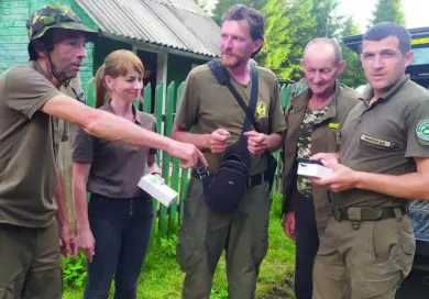 Rangers in Verkhovynskyi National Park consult with FZS Ecological Monitoring Technician Maksym Vysochyn (centre) before heading out to the field. Crédits : FZS