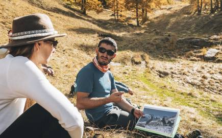 photo réalisée lors d'un voyage d’influence dans le Parc du Queyras, en partenariat avec l’OT du Guillestrois et du Queyras. Avec les Bestjobers, sur cette photo, intervient Boris Pousson, accompagnateur en montagne pour l’agence Destinations Queyras.