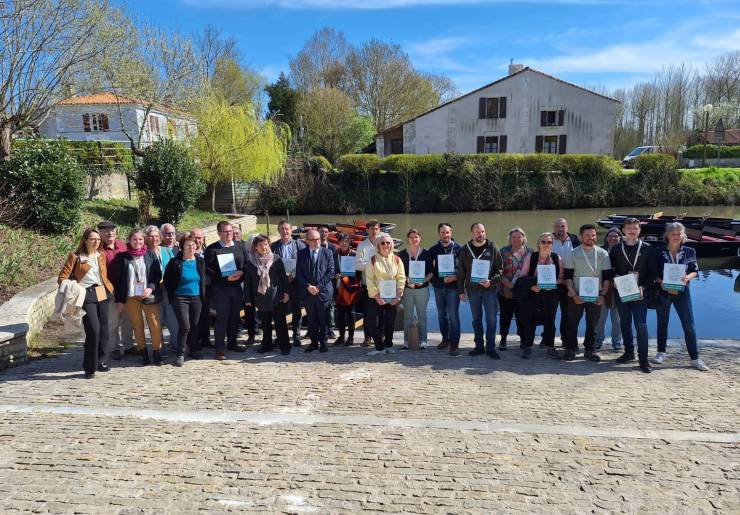 Les prestataires touristiques marqués Valeurs Parc du Marais poitevin lors de la conférence de presse du lancement de la saison touristique 2025