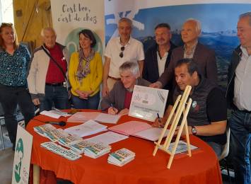 Signature convention partenariat Nòu Ariège Pyrénées et Valeurs Parc