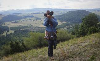 Noé Castellanos Ramos, chargé de mission Paisaje biocultural, au sommet de Vichatel, expérimente la valorisation du territoire des Volcans d’Auvergne et le sens d’un patrimoine naturel.