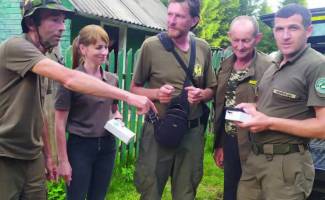 Rangers in Verkhovynskyi National Park consult with FZS Ecological Monitoring Technician Maksym Vysochyn (centre) before heading out to the field. Crédits : FZS