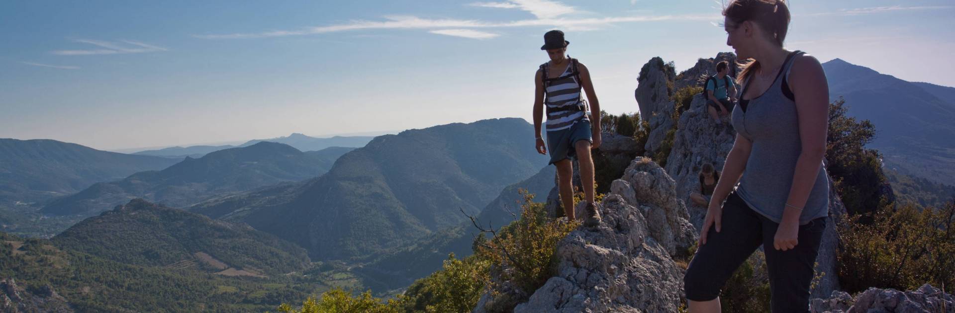 Randonneurs sur la crête à Bésignan