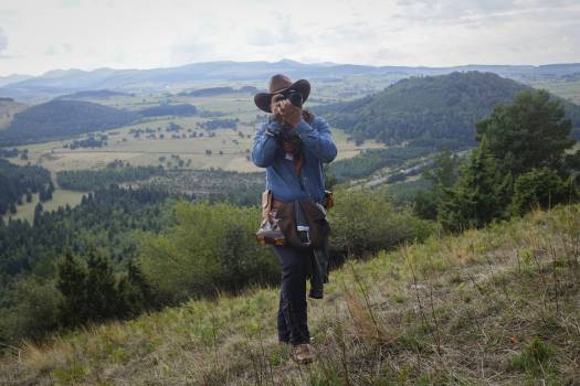 Noé Castellanos Ramos, chargé de mission Paisaje biocultural, au sommet de Vichatel, expérimente la valorisation du territoire des Volcans d’Auvergne et le sens d’un patrimoine naturel.