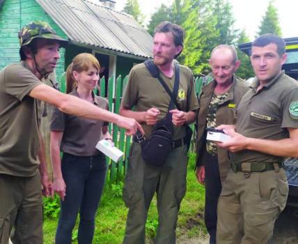 Rangers in Verkhovynskyi National Park consult with FZS Ecological Monitoring Technician Maksym Vysochyn (centre) before heading out to the field. Crédits : FZS
