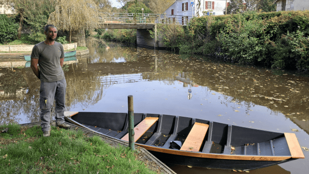 Barque accostée dans le Marais poitevin