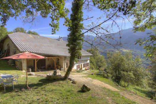Ancienne ferme jurassienne, Gîte le Tilleret