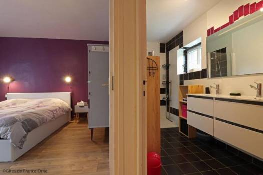 Gîte Au cœur du Perche - Une chambre spacieuse et sa salle d'eau à proximité