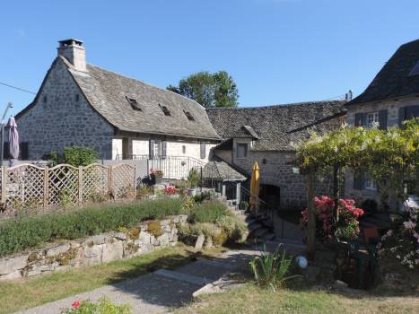 Vaste espace vert et fleuri devant le corps de ferme