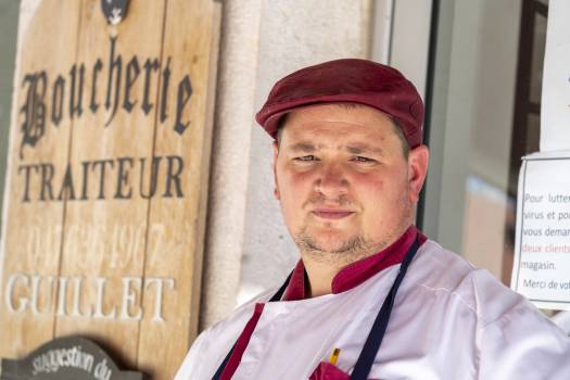 Damien Guillet devant sa boucherie