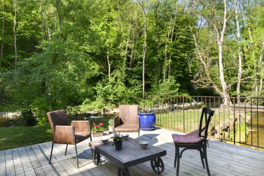 Terrasse de l'Hôtel situé au bord du Cousin en pleine nature