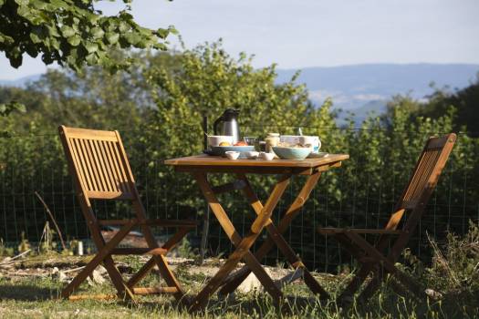 Petit déjeuner dans le jardin avec vue sur les monts du Morvan