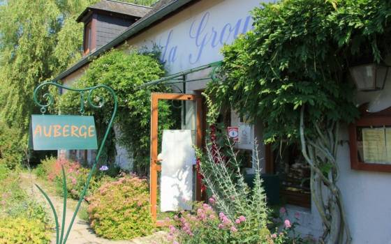 L'entrée du restaurant auberge de la Grousse située dans un petit village du Morvan