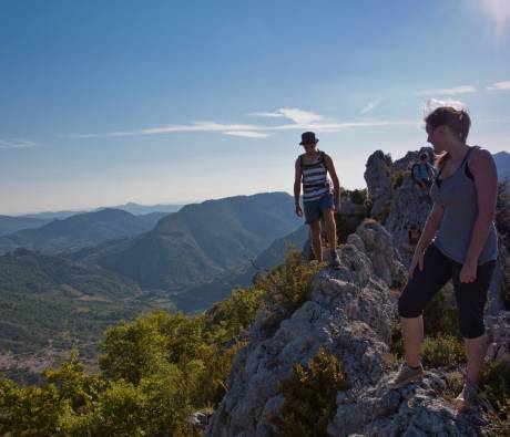 Randonneurs sur la crête à Bésignan