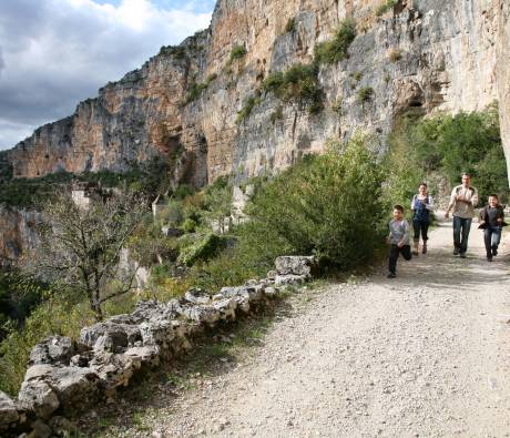 Balade famille au pied des falaises de la vallée du Célé