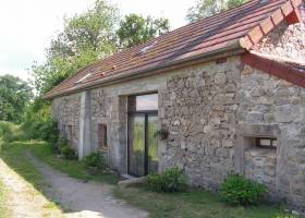 façade du gîte coté chemin