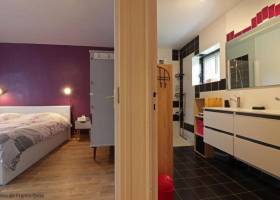 Gîte Au cœur du Perche - Une chambre spacieuse et sa salle d'eau à proximité