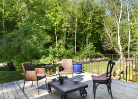 Terrasse de l'Hôtel situé au bord du Cousin en pleine nature