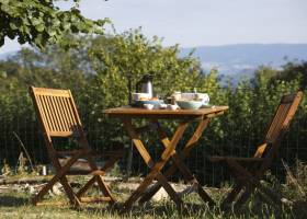 Petit déjeuner dans le jardin avec vue sur les monts du Morvan