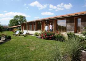 Les chambres d'hôtes vues depuis le jardin - coqcooning - Parc naturel régional Livradois-Forez