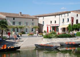 Maison du Marais poitevin située place de la coutume à Coulon