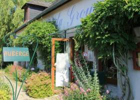 L'entrée du restaurant auberge de la Grousse située dans un petit village du Morvan