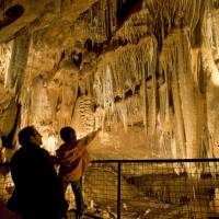 Visiteurs en famille dans les grottes de Lacave/ Parc des Causses du Quercy