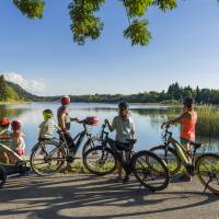 Famille en vélo au bord du lac d'Etival, un jour d'été