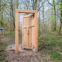 Porte sur le sentier du Colosse aux pieds d'argile - ©PnrFO
