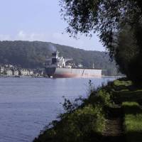 Cargo remontant la Seine à Hauteur de Caudebec-en-Caux @ P. Jeanson