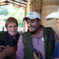 Liliane Chabot fait visiter son exploitation laitière qui produit du Saint-Nectaire sur le Parc naturel régional