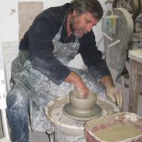 Le tournage de la poterie par le céramiste de la mer, Thierry Jaboeuf