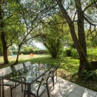 Terrasse ombragée donnant sur le jardin de petits fruits