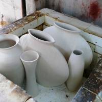 La mise au four de la céramique par le céramiste de la mer, Thierry Jaboeuf