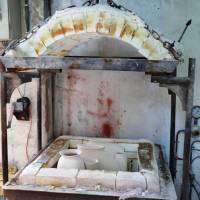 Deuxième cuisson des poteries dans l'atelier du céramiste de la mer, Thierry Jaboeuf